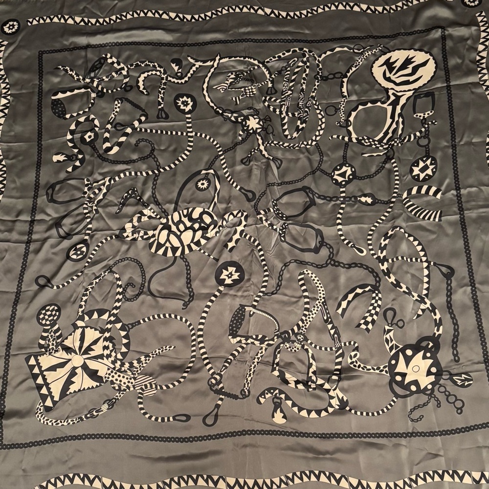 Gucci Gray and Black Designer Scarf - Picture 8 of 10